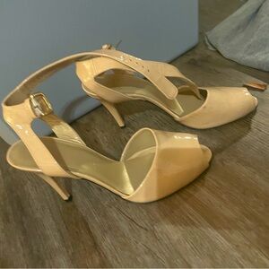 Barely worn Stuart Weitzman nude pumps